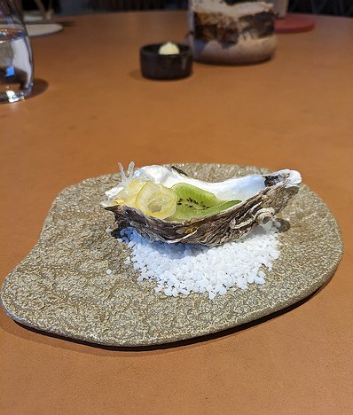 20231130_PXL114753094_Pixel7a-JEB Finistère oyster with gin, kiwi and kabosu lemon